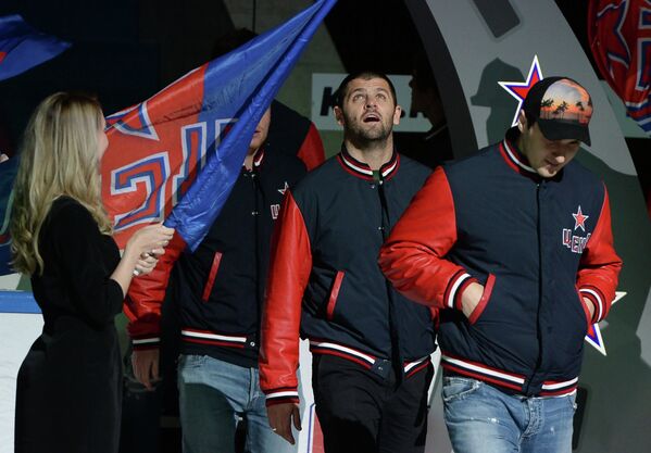 Игроки ПХК ЦСКА Кирилл Петров и Александр Радулов (справа налево)