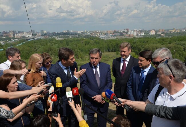 Александр Жуков, Владимир Городецкий, Анатолий Локоть, Игорь Левитин, Николай Рогожкин (в центре слева направо)