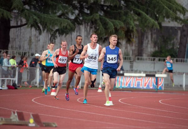 Спортсмены во время забега на 3000 метров с препятствиями на соревнованиях среди мужчин на командном чемпионате России по легкой атлетике в Сочи