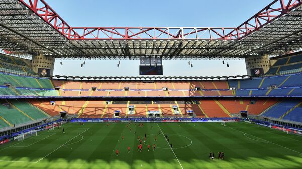 Стадион Сан-Сиро в Милане, на котором состоится финальный матч футбольной Лиги чемпионов УЕФА между мадридскими клубами Атлетико и Реал