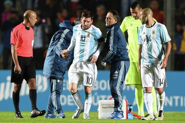 Врачи сборной Аргентины помогают Лионелю Месси покинуть поле
