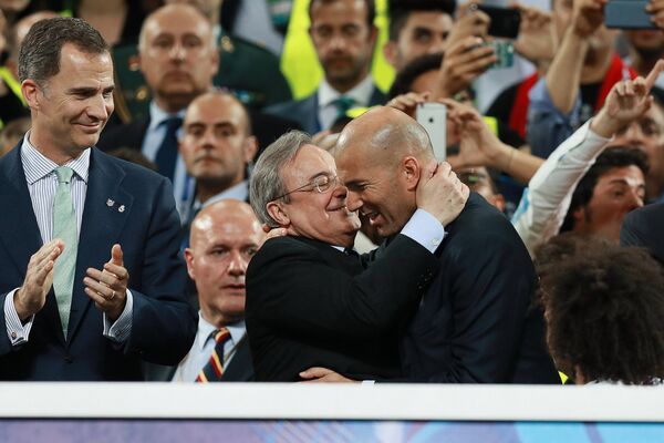 Главный тренер ФК Реал Зинедин Зидан (справа) принимает поздравления от президента клуба Реал Мадрид Флорентино Переса (в центре)