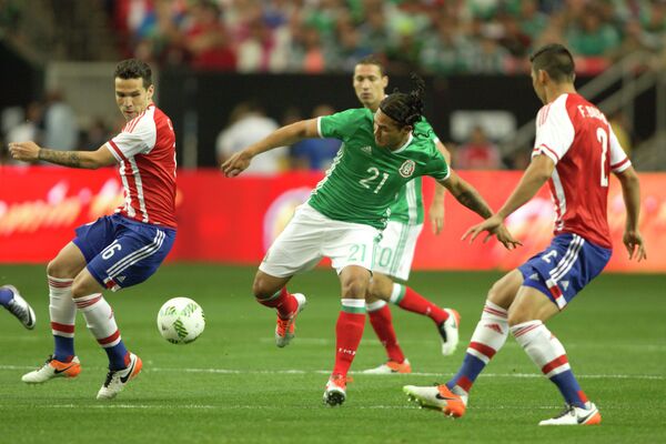 Игровой момент матча Мексика - Парагвай