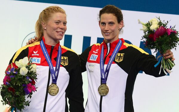 Слева направо: Анника Шлей (Германия) и Лена Шенеборн (Германия)