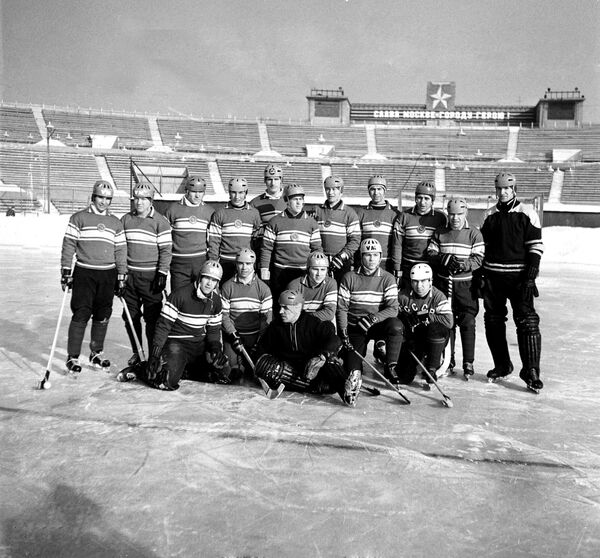 Сборная СССР по хоккею с мячом. Пятый слева в верхнем ряду - Юрий Петров