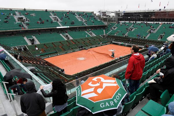 Теннисный корт во время дождя на Ролан Гаррос