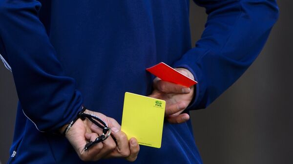 Красная и желтая карточка в футболе