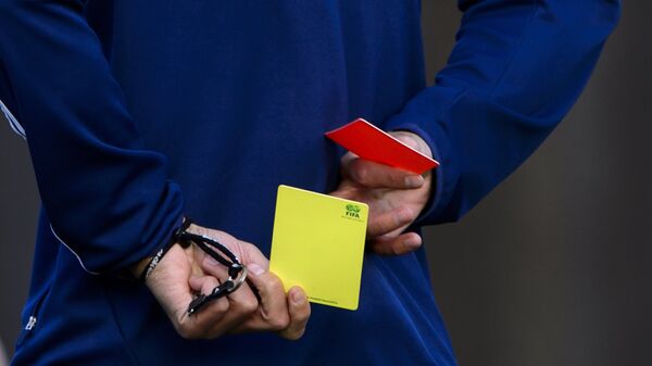Красная и желтая карточка в футболе