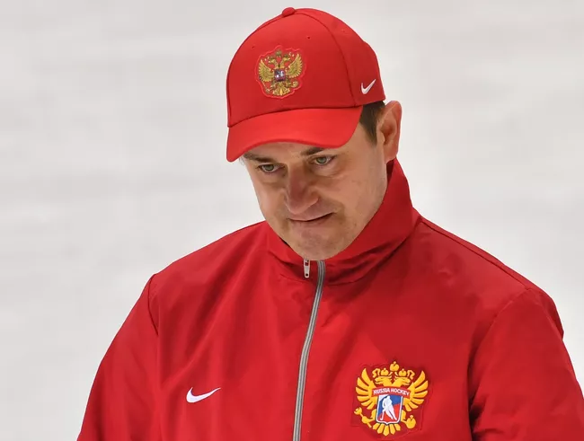 Тренер вратарей сборной России Рашит Давыдов во время тренировки