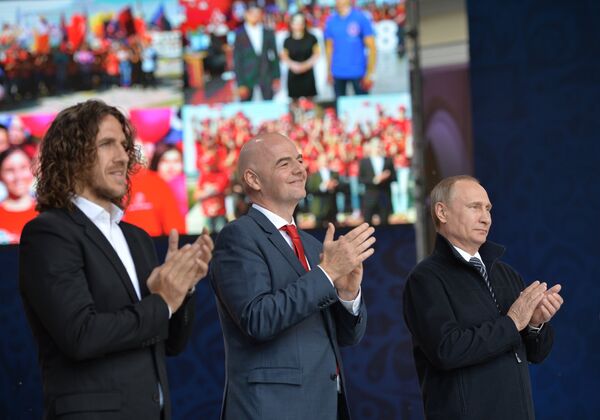 Президент России Владимир Путин, президент ФИФА Джанни Инфантино и испанский футболист Карлес Пуйоль (справа налево)