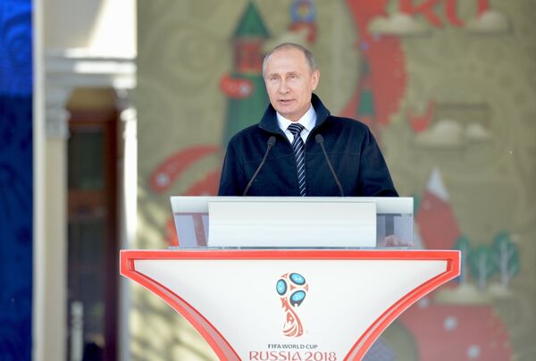 Президент России Владимир Путин выступает на церемонии старта волонтёрской программы