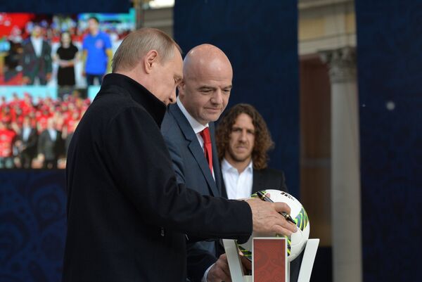 Президент России Владимир Путин, президент ФИФА Джанни Инфантино и Карлес Пуйоль (слева направо)