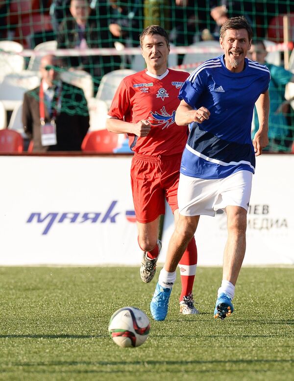 Бывший полузащитник Спартака Виктор Булатов (слева)