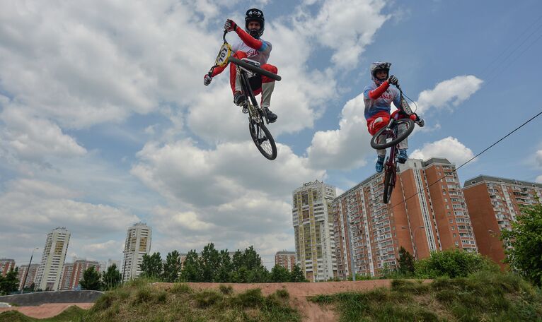 Спортсмены сборной России по велоспорту в дисциплине BMX Александр Катышев (справа) и Евгений Комаров во время тренировки