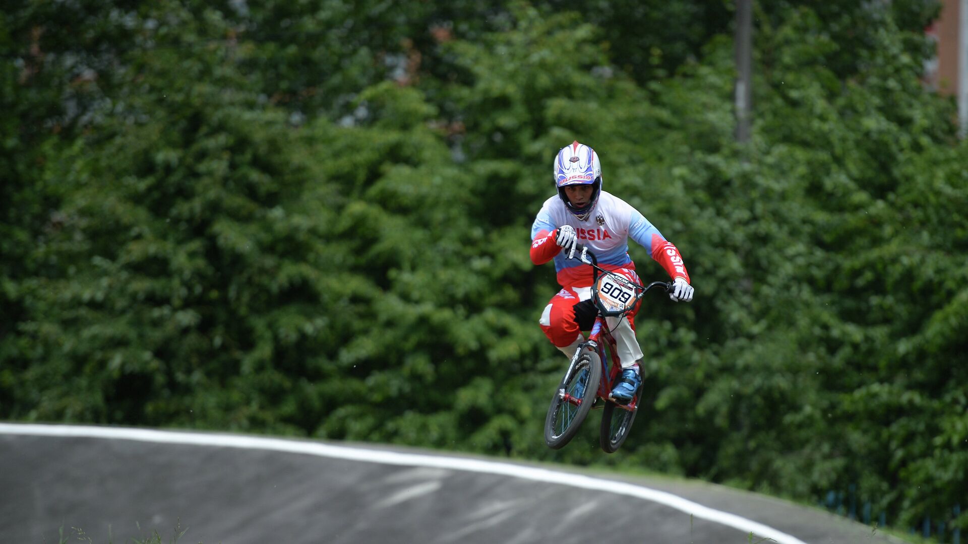 Спортсмен сборной России по велоспорту в дисциплине BMX Александр Катышев во время тренировки - РИА Новости, 1920, 19.08.2022