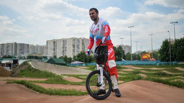 Спортсмен сборной России по велоспорту в дисциплине BMX Евгений Комаров во время тренировки