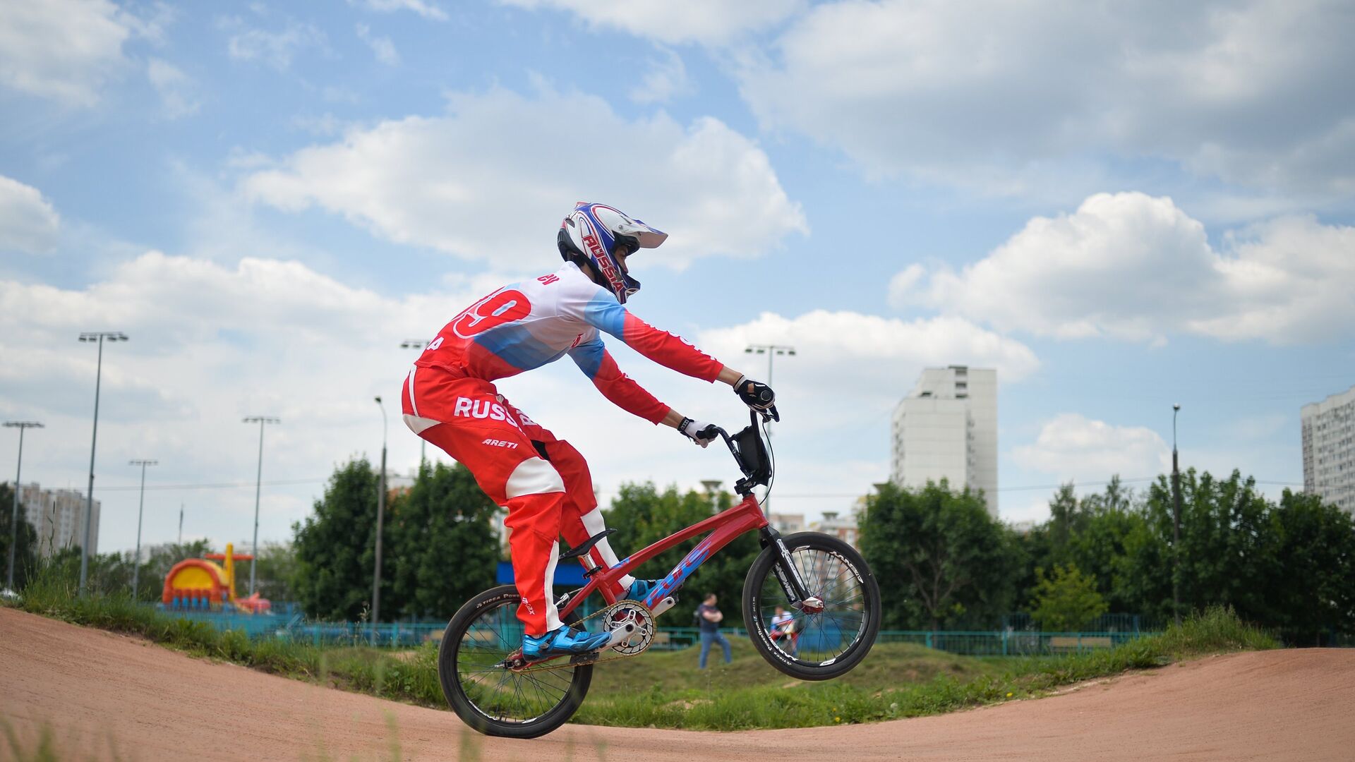 Спортсмен сборной России по велоспорту в дисциплине BMX Александр Катышев во время тренировки - РИА Новости, 1920, 10.07.2021