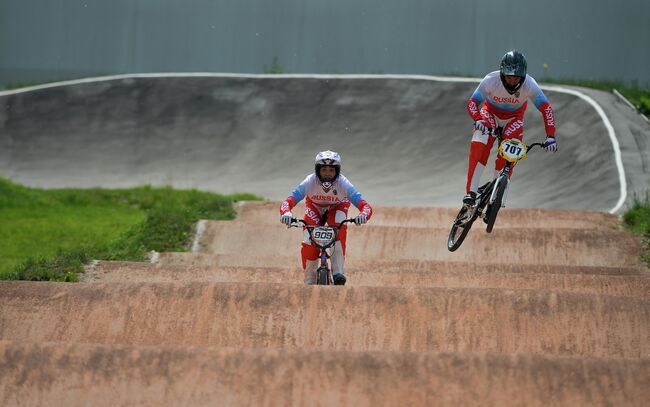 Спортсмены сборной России по велоспорту в дисциплине BMX Евгений Комаров (справа) и Александр Катышев во время тренировки