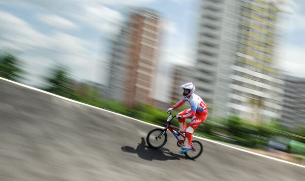 Спортсмены сборной России по велоспорту в дисциплине BMX Александр Катышев во время тренировки