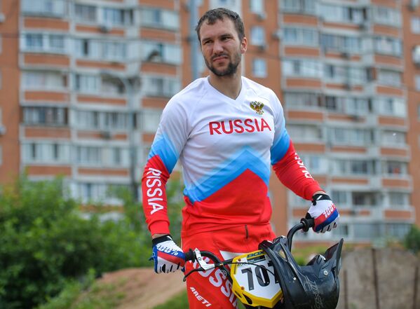 Спортсмен сборной России по велоспорту в дисциплине BMX Евгений Комаров во время тренировки