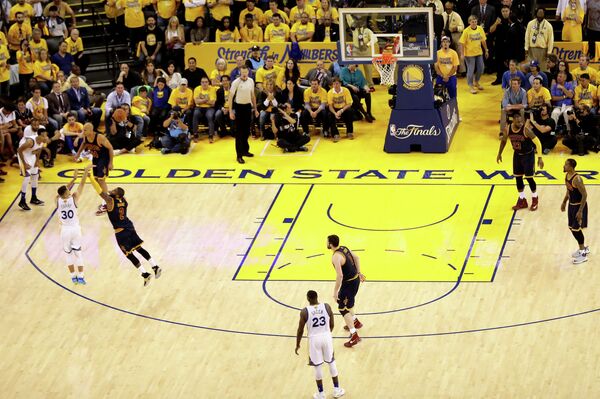 Игровой момент матча финала НБА Голден Стэйт - Кливленд
