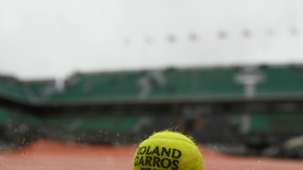 Теннисный мяч во время Ролан Гаррос на центральном корте имени Филиппа Шатрие