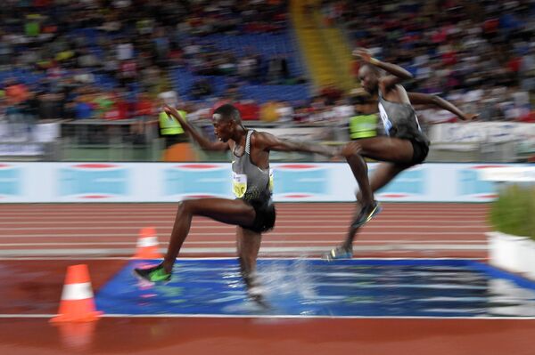 Консеслус Кипруто (Кения) (слева) во время забега на 3000 метров с барьерами у мужчин на этапе Бриллиантовой лиги в Риме
