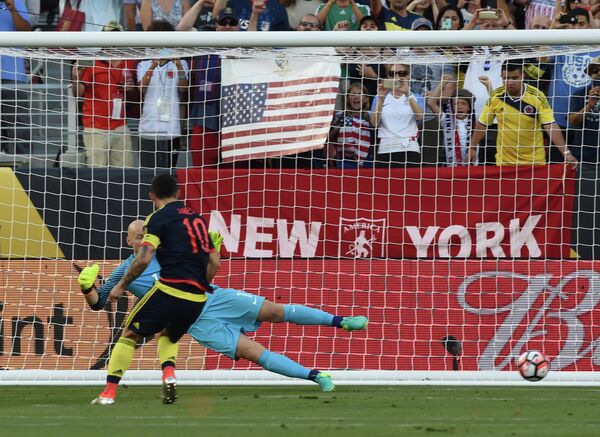 Форвард сборной Колумбии Хамес Родригес реализует пенальти в матче со сборной США