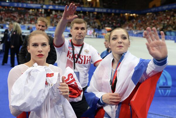 Гимнастки сборной России Алия Мустафина (справа) и Дарья Спиридонова