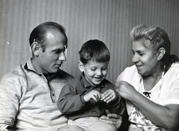 Юный Игорь Стрельцов (в центре) с отцом Эдуардом и бабушкой Софьей Фроловной