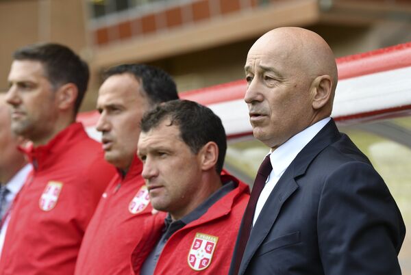 Главный тренер сборной Сербии по футболу Славолюб Муслин (справа)
