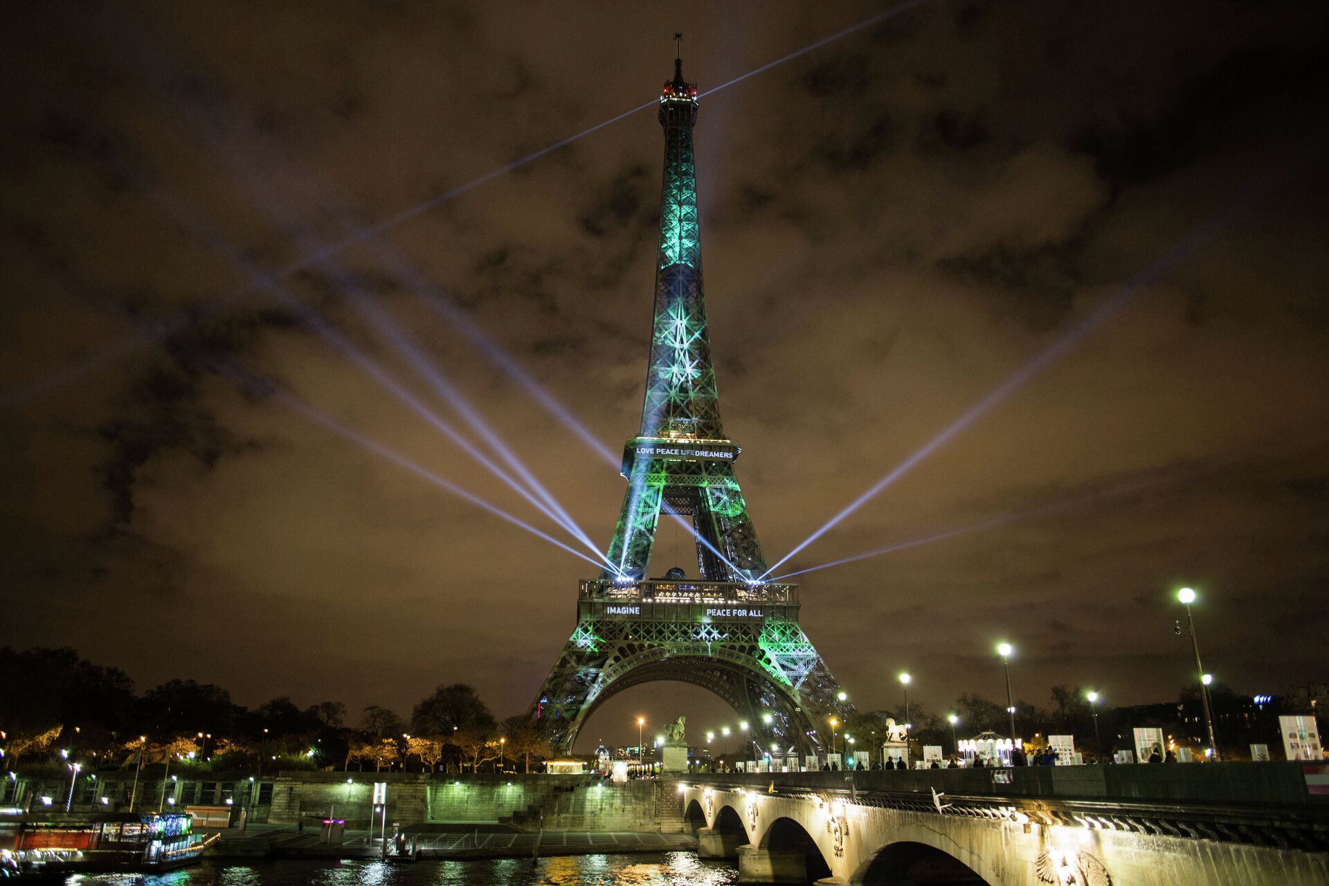 Подсветка Эйфелевой башни в Париже - РИА Новости, 1920, 08.10.2025