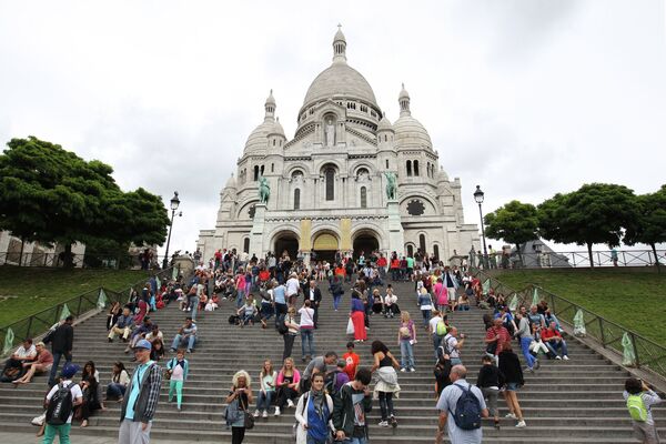 Собор Базилика Сакре Кер на холме Монмартр в Париже