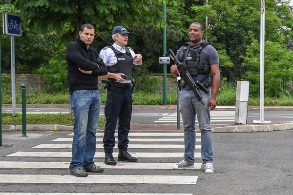 Вооруженная охрана возле тренировочного поля стадиона Омниспорт в городе Круасси-сюр-Сен во Франции