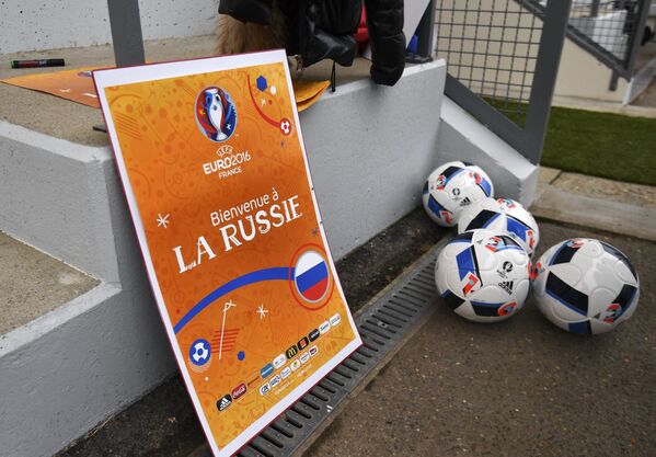 Плакат с надписью Добро пожаловать в Россию возле тренировочного поля стадиона Омниспорт в городе Круасси-сюр-Сен во Франции