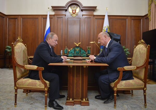 Президент России Владимир Путин (слева) и губернатор Самарской области Николай Меркушкин