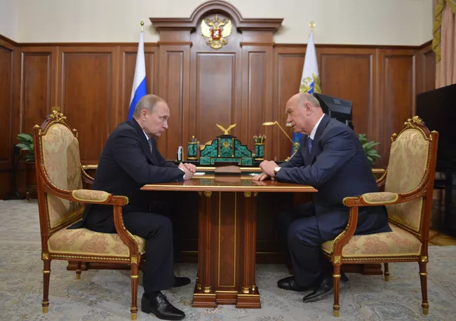 Президент России Владимир Путин (слева) и губернатор Самарской области Николай Меркушкин