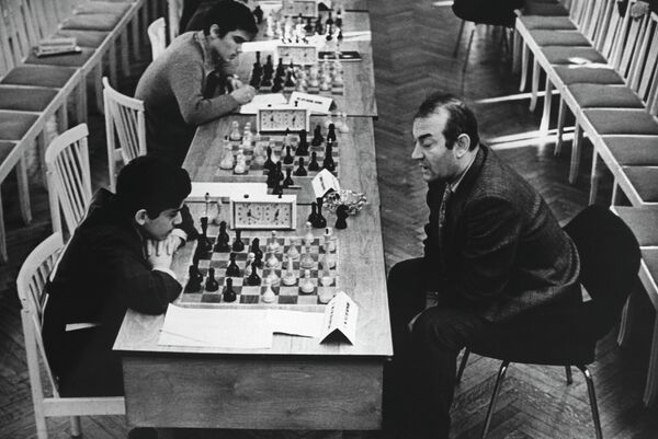 Гроссмейстер Виктор Львович Корчной (справа) и Гарри Каспаров