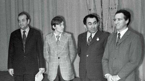 Слева направо: Виктор Корчной, Анатолий Карпов, Тигран Петросян и Лев Полугаевский, 1973 год