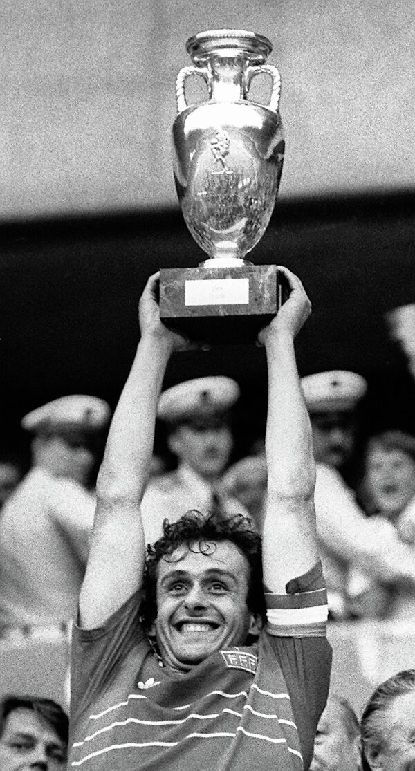 Полузащитник сборной Франции Мишель Платини с кубком, 1984 год