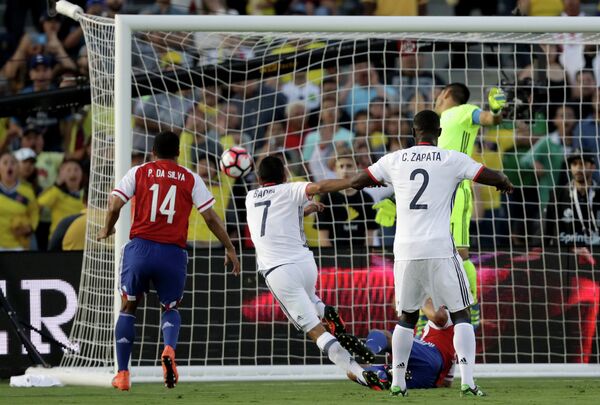 Игровой момент матча Колумбия - Парагвай