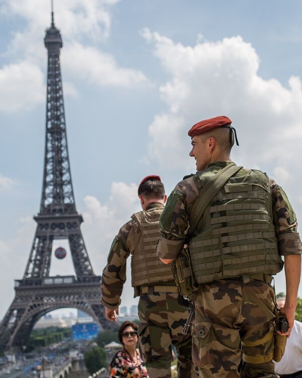 Военнослужащие войск национальной системы Франции тревожного оповещения об уровне террористической угрозы Вижипират
