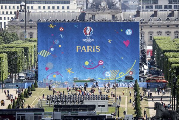 Подготовка фан-зоны Евро-2016 у Эйфелевой башни в Париже