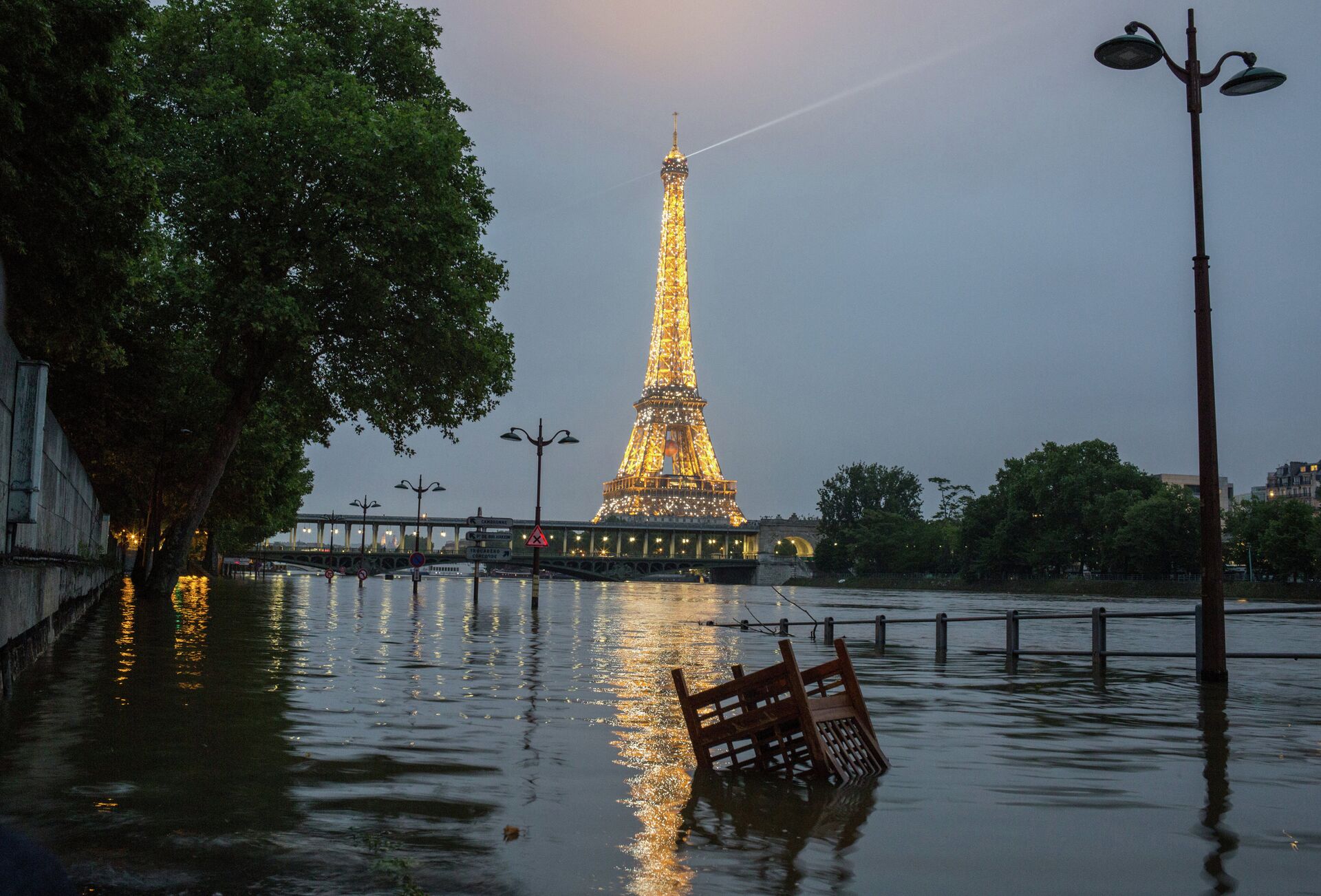 На набережной реки Сены во время наводнения в Париже. На дальнем плане - Эйфелева башня - РИА Новости, 1920, 24.03.2021