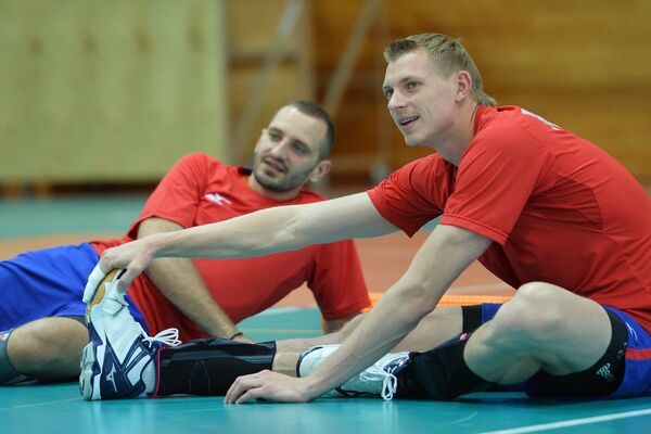 Игроки мужской сборной России по волейболу Константин Бакун (справа) и Артем Ермаков