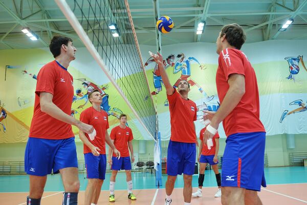 Игроки мужской сборной России по волейболу Артем Вольвич, Дмитрий Ковалев, Дмитрий Волков (слева направо) и Андрей Ащев (справа)