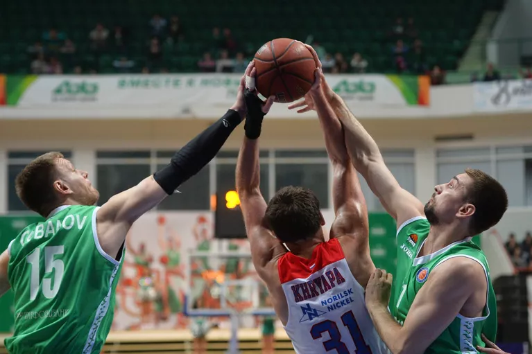 Форвард БК УНИКС Петр Губанов, форвард ПБК ЦСКА Виктор Хряпа и форвард БК УНИКС Валерий Лиходей (слева направо) Форвард БК УНИКС Петр Губанов, форвард ПБК ЦСКА Виктор Хряпа и форвард БК УНИКС Валерий Лиходей (слева направо)