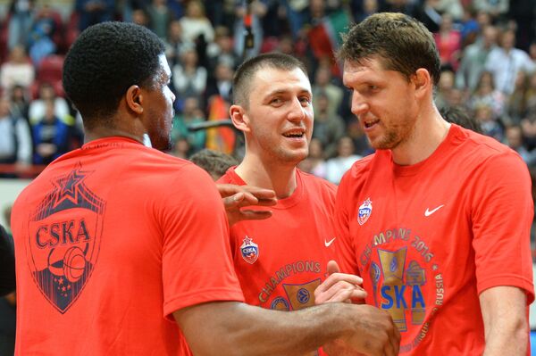 Баскетболисты ЦСКА Кайл Хайнс, Виталий Фридзон, Виктор Хряпа (слева направо)