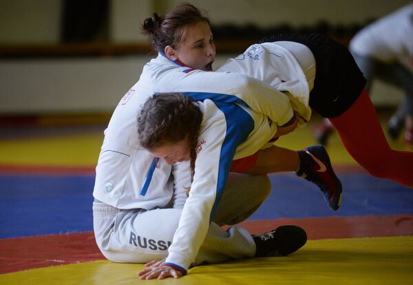 Спортсменки женской сборной РФ по вольной борьбе на тренировке