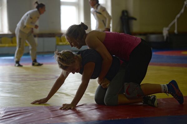 Спортсменка женской сборной РФ по вольной борьбе Валерия Лазинская (справа) на тренировке